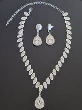 Charger l'image dans la galerie, Ensemble Collier et Boucles d’Oreilles Éclatant – Élégance pour Mariage et Soirée