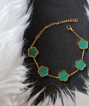 Cargar imagen en el visor de la galería, Bracelet en Acier Inoxydable Double Face – Motif Feuille à Cinq Pétales Porte-Bonheur