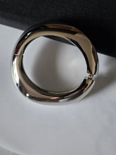 Charger l'image dans la galerie, Bracelet en Acier Inoxydable Couleur Argent - Élégance et Modernité