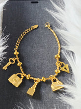 Cargar imagen en el visor de la galería, Bracelet doré en acier inoxydable – plaqué or 18 carats avec pendentifs