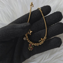 Cargar y reproducir el video en el visor de la galería, Bracelet en acier inoxydable plaqué 18K avec pendentifs
