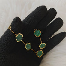 Cargar y reproducir el video en el visor de la galería, Bracelet en Acier Inoxydable Double Face – Motif Feuille à Cinq Pétales Porte-Bonheur
