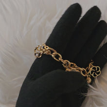 Cargar y reproducir el video en el visor de la galería, Bracelet en acier inoxydable plaqué 18K avec pendentifs
