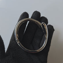 Cargar y reproducir el video en el visor de la galería, Bracelet en acier inoxydable couleur argent – Élégance et durabilité
