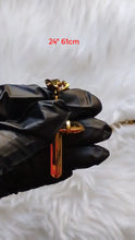 Cargar y reproducir el video en el visor de la galería, Collier en acier inoxydable avec pendentif croix or – 24 pouces (61 cm)
