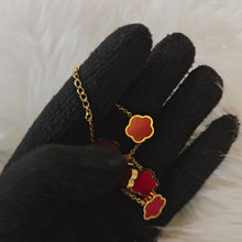 Cargar y reproducir el video en el visor de la galería, Bracelet en Acier Inoxydable Double Face – Motif Feuille à Cinq Pétales Porte-Bonheur
