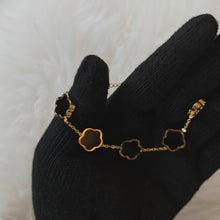 Cargar y reproducir el video en el visor de la galería, Bracelet en Acier Inoxydable Double Face – Motif Feuille à Cinq Pétales Porte-Bonheur
