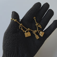 Cargar y reproducir el video en el visor de la galería, Bracelet doré en acier inoxydable – plaqué or 18 carats avec pendentifs
