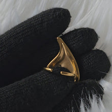 Load and play video in Gallery viewer, Bague cœur en acier inoxydable – Finition dorée, taille ajustable
