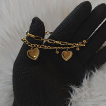 Cargar y reproducir el video en el visor de la galería, Bracelet en acier inoxydable avec pendentifs en forme de cœur - look quotidien
