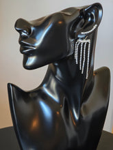 Cargar imagen en el visor de la galería, Boucles d’oreille : titre Boucle d’oreille – Style raffiné et lumineux
