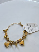Charger l&#39;image dans la galerie, Bracelet en acier inoxydable avec pendentifs en forme de cœur - look quotidien
