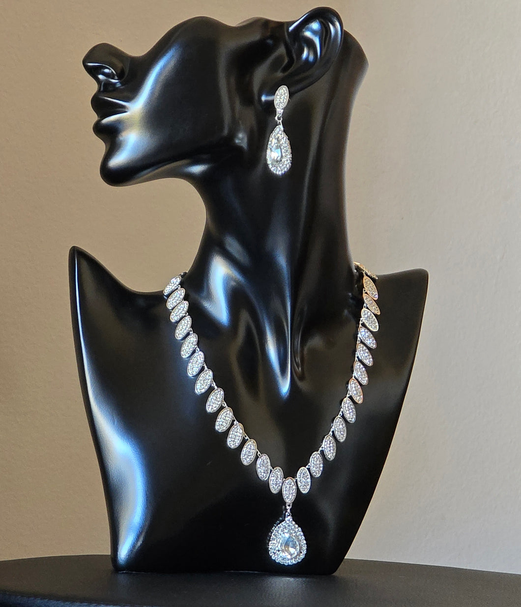 Ensemble Collier et Boucles d’Oreilles Éclatant – Élégance pour Mariage et Soirée