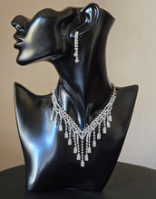 Charger l&#39;image dans la galerie, Collier et Boucles d’Oreilles Blanc Brillant – Élégance et Raffinement
