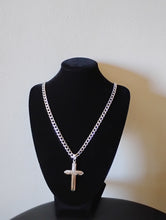 Cargar imagen en el visor de la galería, Collier en acier inoxydable avec pendentif croix Argentée – 24 pouces (61 cm)
