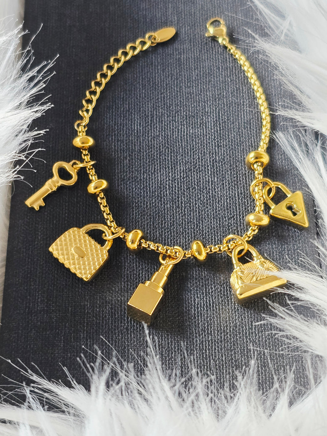 Bracelet doré en acier inoxydable – plaqué or 18 carats avec pendentifs