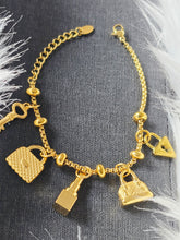 Cargar imagen en el visor de la galería, Bracelet doré en acier inoxydable – plaqué or 18 carats avec pendentifs
