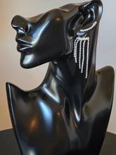 Cargar imagen en el visor de la galería, Boucles d’oreille : titre Boucle d’oreille – Style raffiné et lumineux
