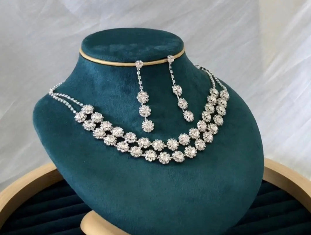 Ensemble Collier et Boucles d’Oreilles Brillantes – Élégance et Raffinement