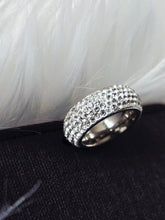 Charger l&#39;image dans la galerie, Bague en Acier Inoxydable avec Cristaux Strass – Élégance et Éclat Intemporel
