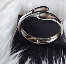 Cargar imagen en el visor de la galería, Bracelet en acier inoxydable couleur argent – Élégance et durabilité
