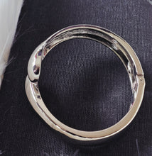 Cargar imagen en el visor de la galería, Bracelet en acier inoxydable couleur argent – Élégance et durabilité
