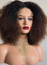 Cargar imagen en el visor de la galería, Perruque Cheveux brésiliens- Style Afro - 12 pouces - 300% de densités - closure 5*5
