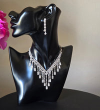 Charger l&#39;image dans la galerie, Collier et Boucles d’Oreilles Blanc Brillant – Élégance et Raffinement
