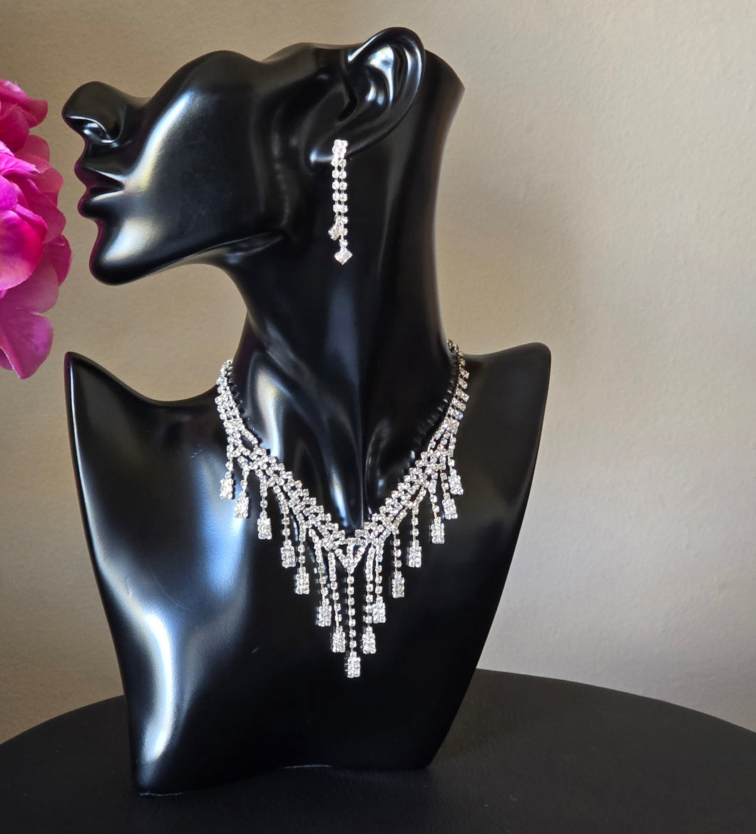 Collier et Boucles d’Oreilles Blanc Brillant – Élégance et Raffinement